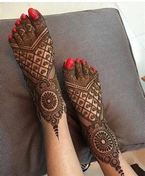 13_29 Remarkable Peacock Mehndi Designs for the Brides of Today