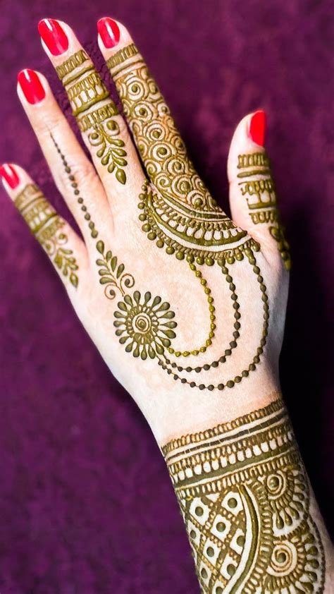 12_Front Mehndi Design Easy and Beautiful Ideas to Adorn Your Hands