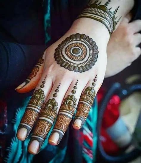 2_Simple and Plain Mehndi Design Ideas for Your Hands