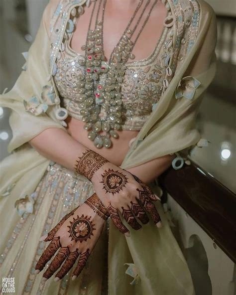 6_Dazzling Dot Mehndi Design  Crayon