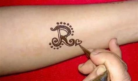 1_10 Adorable R Letter Mehndi Designs and Ideas 2023