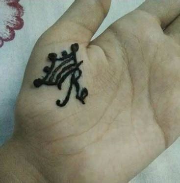 4_10 Adorable R Letter Mehndi Designs and Ideas 2023