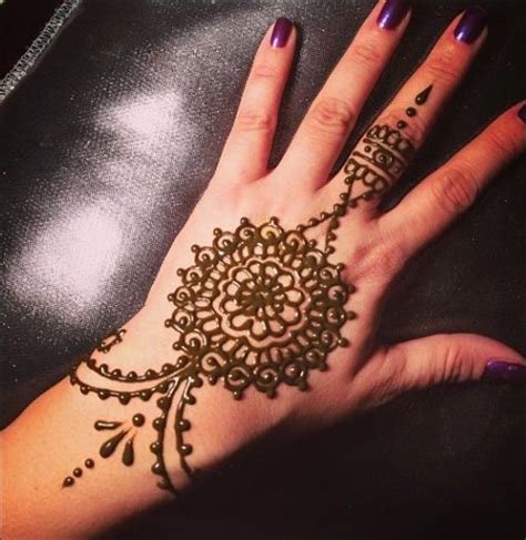 7_31 Dainty Engagement Mehndi Designs For Bride