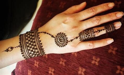 9_31 Dainty Engagement Mehndi Designs For Bride