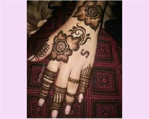 3_26 Stunning Mehndi Designs For Each Alphabet  Fabbon