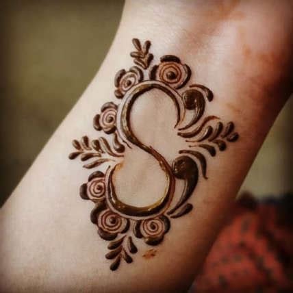 2_15 Simple S Letter Mehndi Designs You Can Try 2023