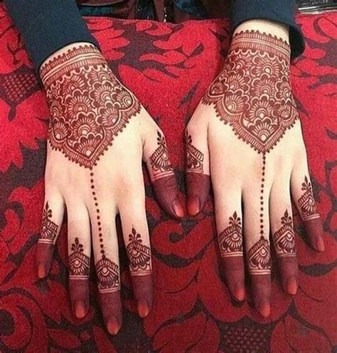 8_31 Dainty Engagement Mehndi Designs For Bride