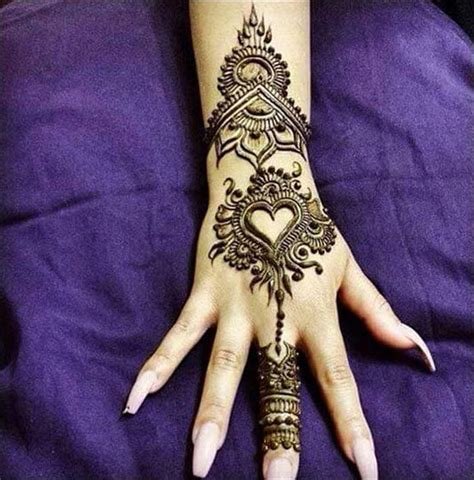 1_Heart Shaped Mehndi Designs 20 Simple Henna Heart Designs