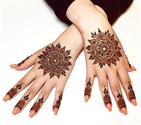 11_Simple Mehndi Designs for Left Hand Palm by Henna Artists