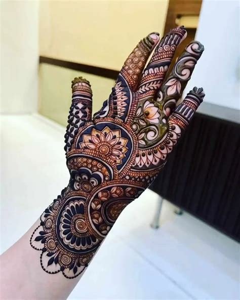 12_31 Dainty Engagement Mehndi Designs For Bride