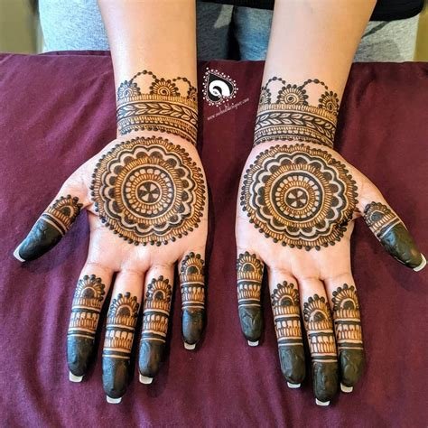 1_Simple Mehndi Designs for Left Hand Palm by Henna Artists