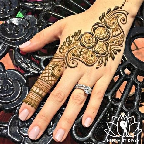 8_Simple Mehndi Designs for Left Hand Palm by Henna Artists