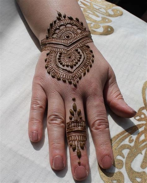 8_51 Easy  Simple Mehndi Designs for Kids