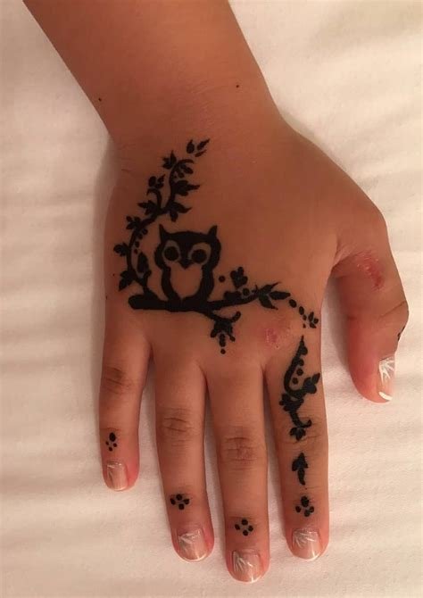 12_Simple Mehndi Designs for Left Hand Palm by Henna Artists