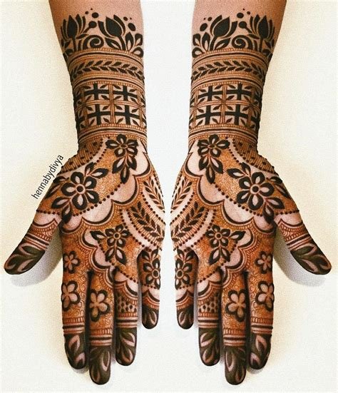 14_Front Hand Mehndi Designs  Easy And Simple Henna Designs For Palms