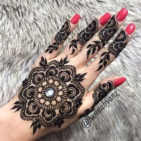 15_Round Mehndi Designs for hands You Should Definitely Try In 2020