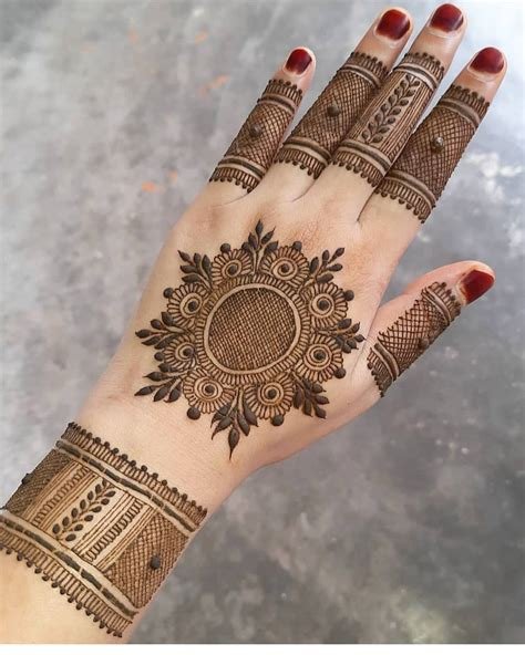 11_Simple Mehndi Designs for Left Hand Palm by Henna Artists