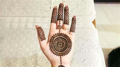 11_Try these 5 Gol Tikki Mehndi patterns to improve the appearance of your