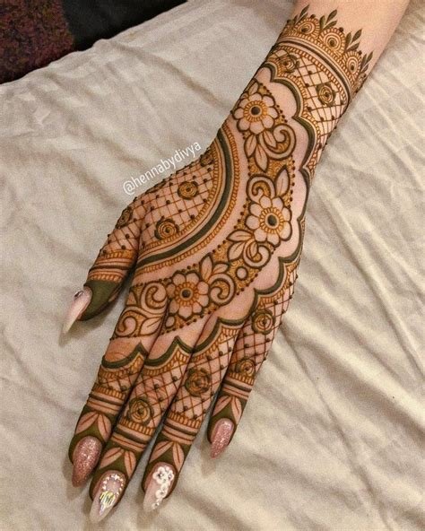 15_Stunning Mehendi Designs For The Sister Of The Bride  Bridesmaids