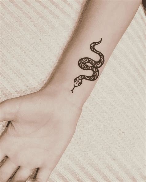 3_Snake Mehndi Design Images Snake Henna Design Ideas
