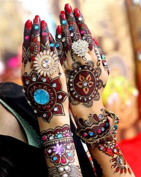 1_20 Beautiful Glitter Mehndi Designs for Every Occasion