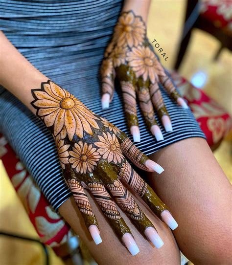 1_50 Simple Finger Mehndi Designs for Front  Back 2021 Finger Henna Ideas