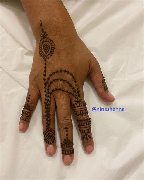 13_Simple Arabic Mehndi Designs For Kids