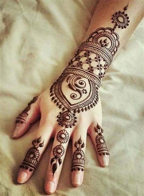 14_26 Exquisite Back Hand Mehndi Designs for Your Wedding